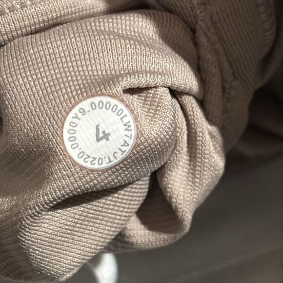 Lululemon Hotty Hot Short II *Long 4" - Picture 5 of 6